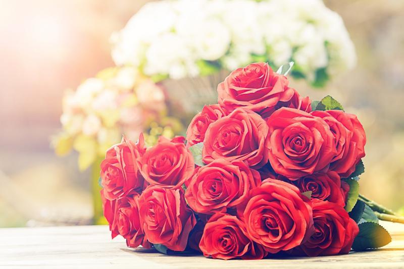 Hoa Kim Ngân nở rộ vào mùa xuân, thời điểm của cung Bạch Dương, tượng trưng cho sự gắn bó bền chặt